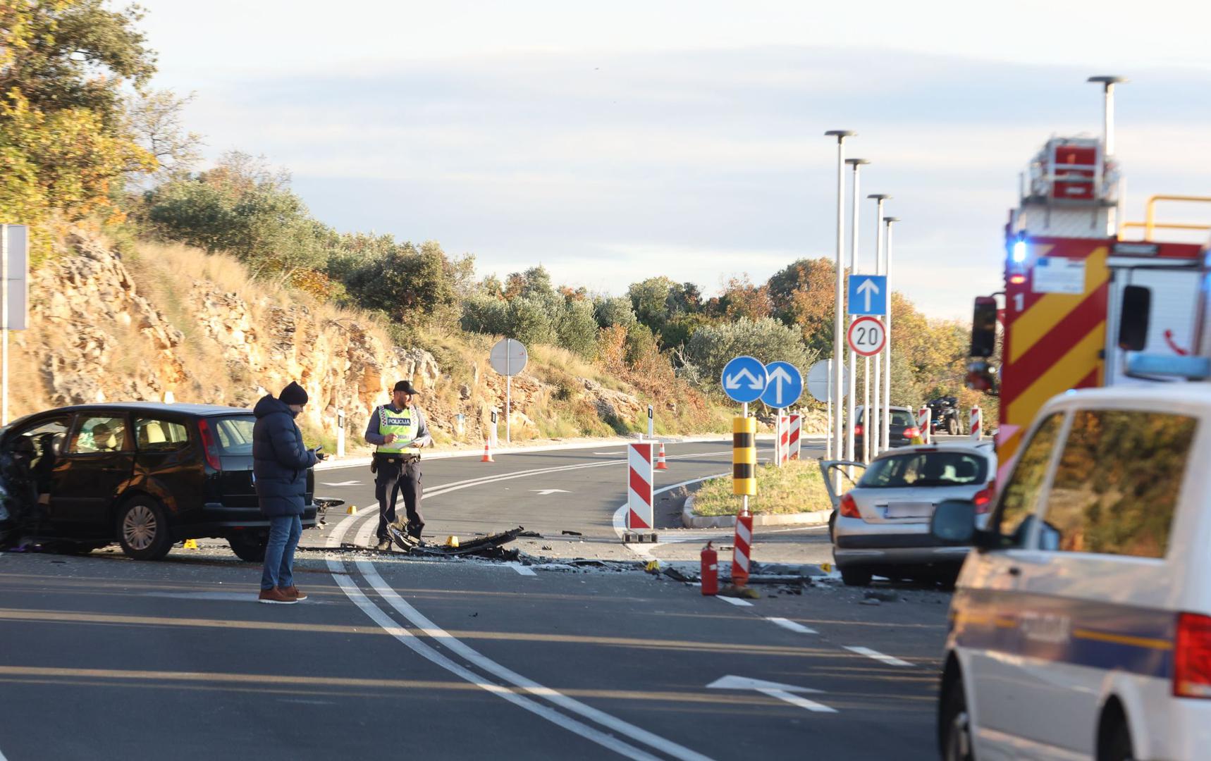 Na teren su odmah po dojavi upućene sve žurne službe. ​Promet na toj dionici ceste je obustavljen​, te se odvija alternativnim pravcima Primošten Burni - Supljak​", kazala je glasnogovornica PU Sanja Baljkas.