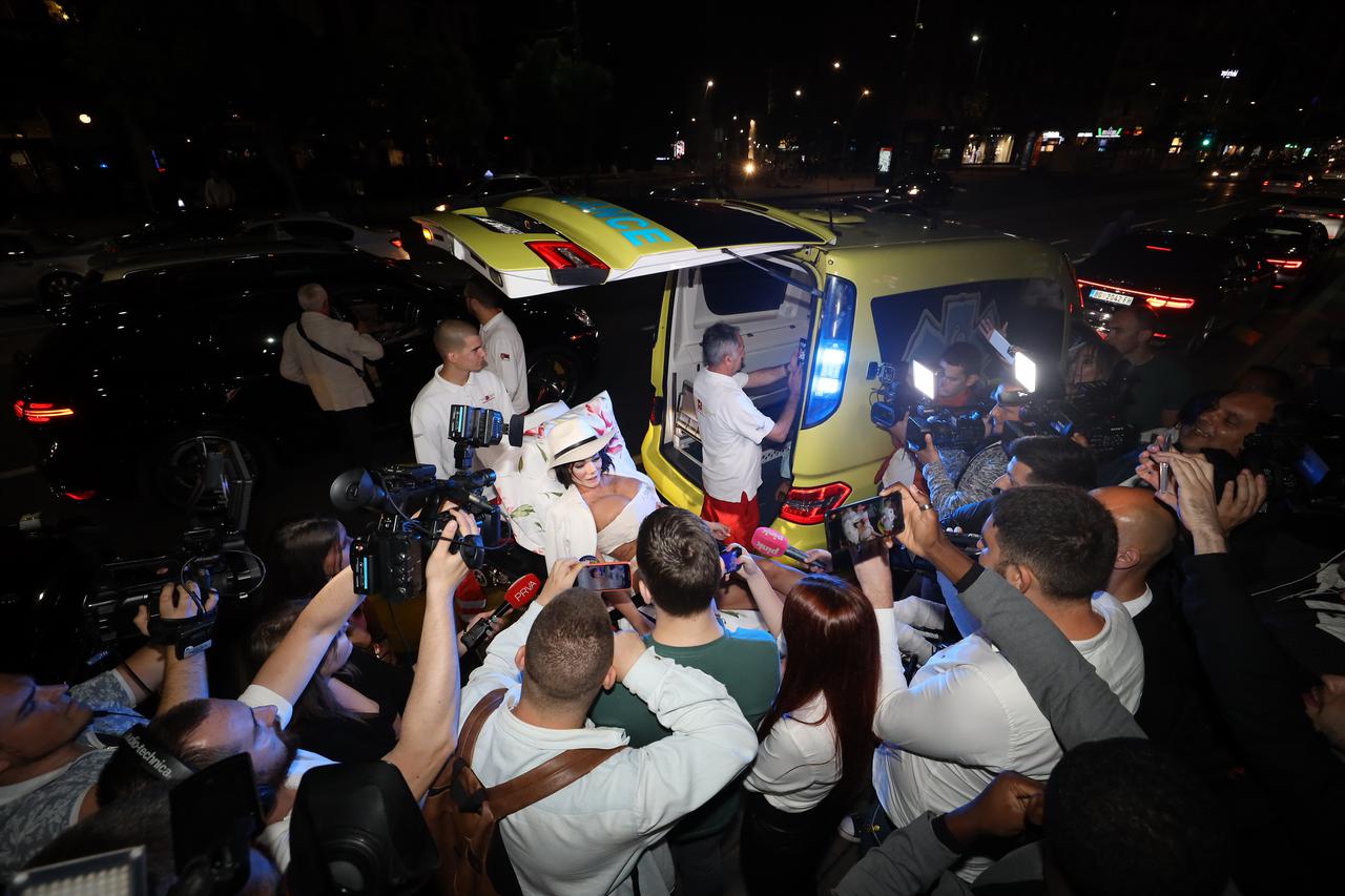Beograd: Starleta Tamara ?uri? na zabavu došla u vozilu hitne pomo?i i u zavojima