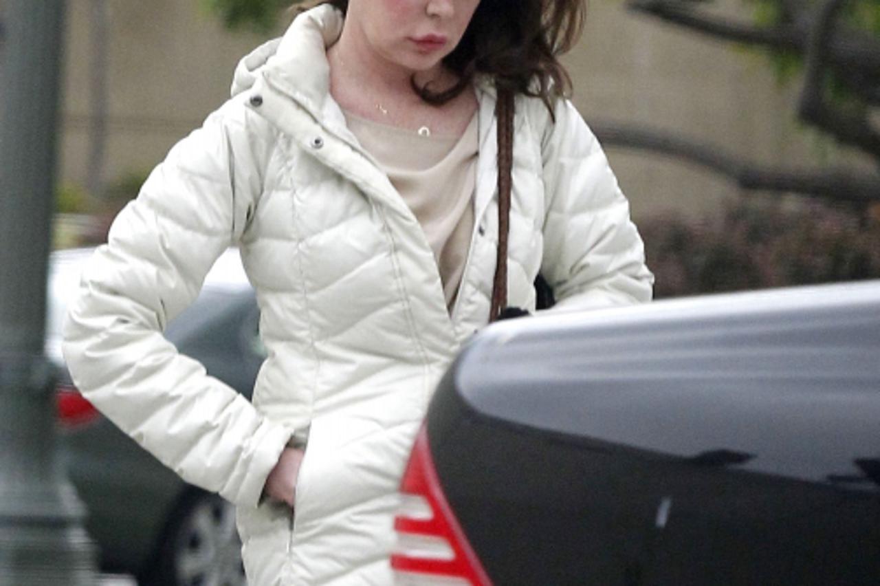 'Image: 0123618412, License: Rights managed, 8934502 EXCLUSIVE... Exclusive... Injured actress Lara Flynn Boyle seen heading to a liquor store in Los Angeles, California on March 31, 2012. Lara had a 