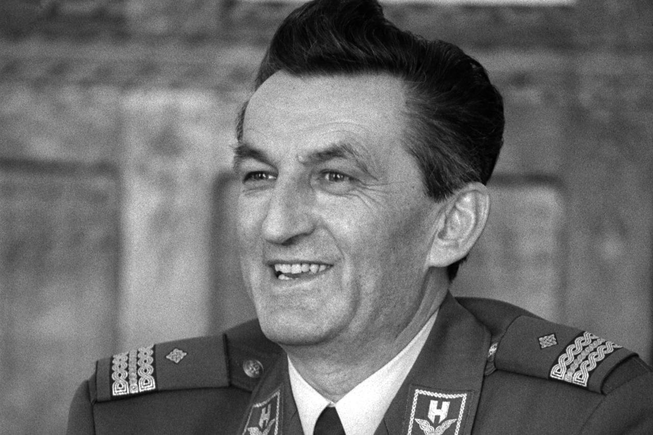 Zagreb: General Petar Stipeti?, zapovjednik zagreba?kog zbornog podru?ja, 13.12.1993.