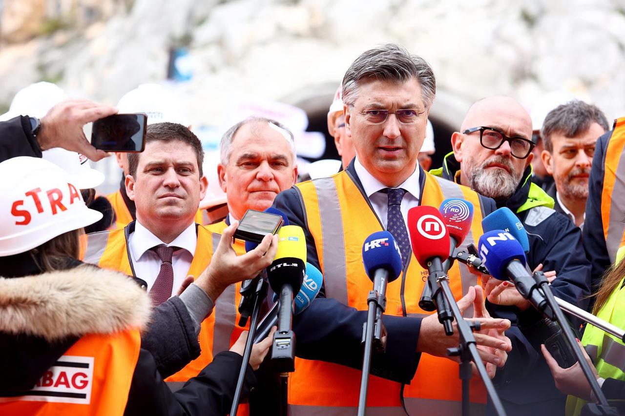 Andrej Plenković dao je izjavu medijima nakon svečanosti spajanja mosta preko Cetine