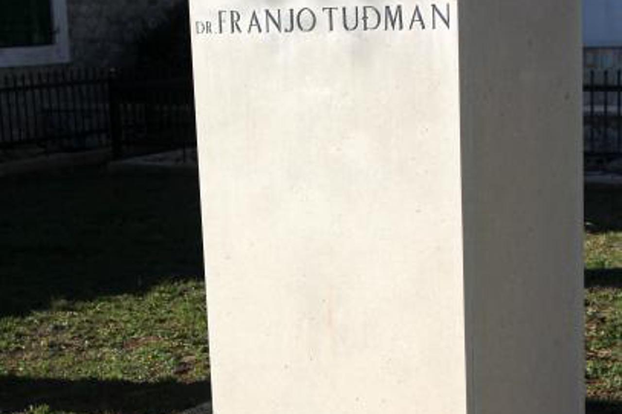 Tribunj Tuđmanova bista (1)