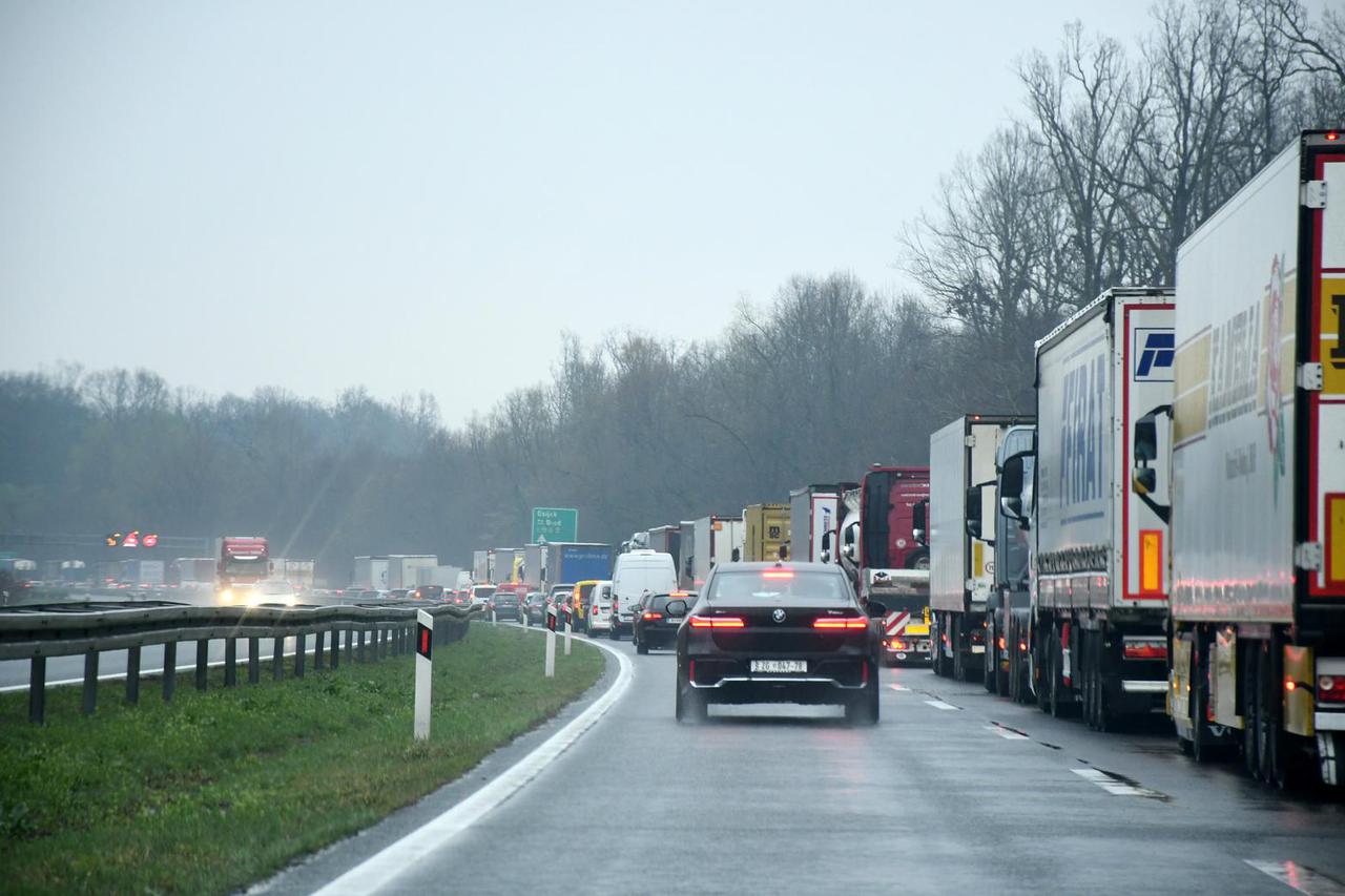 Velike gužve na autocesti A3 između čvora Novska i Okučani zbog teške prometne nesreće s dvoje mrtvih