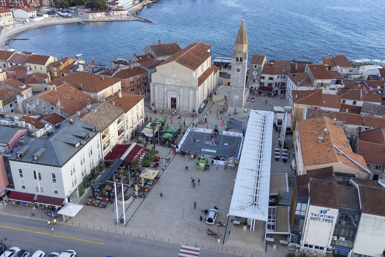 Pogled iz zraka na košarkaški teren PRO 3x3 Toura u Umagu 