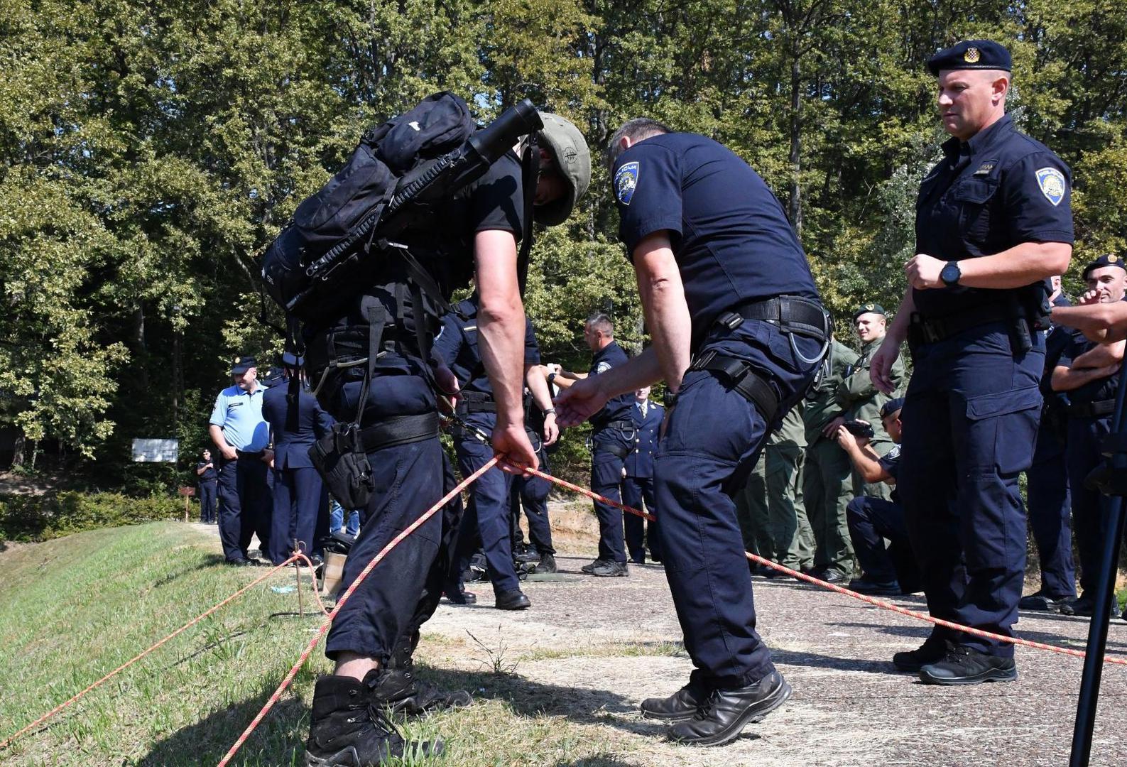 11.09.2020., Slavonski Brod - Drugi memorijal "Simo Damic" - natjecanje za najspremnije policijske sluzbenike. Prvo mjesto Zoran Mamuzic, drugo Kresimir Simic i trece Nikola Tomic. Najspremnija policajka, prvo mjesro Ines Matec Mamuzic, drugo Antonija Radeljkovic.Photo: Ivica Galovic/PIXSELL