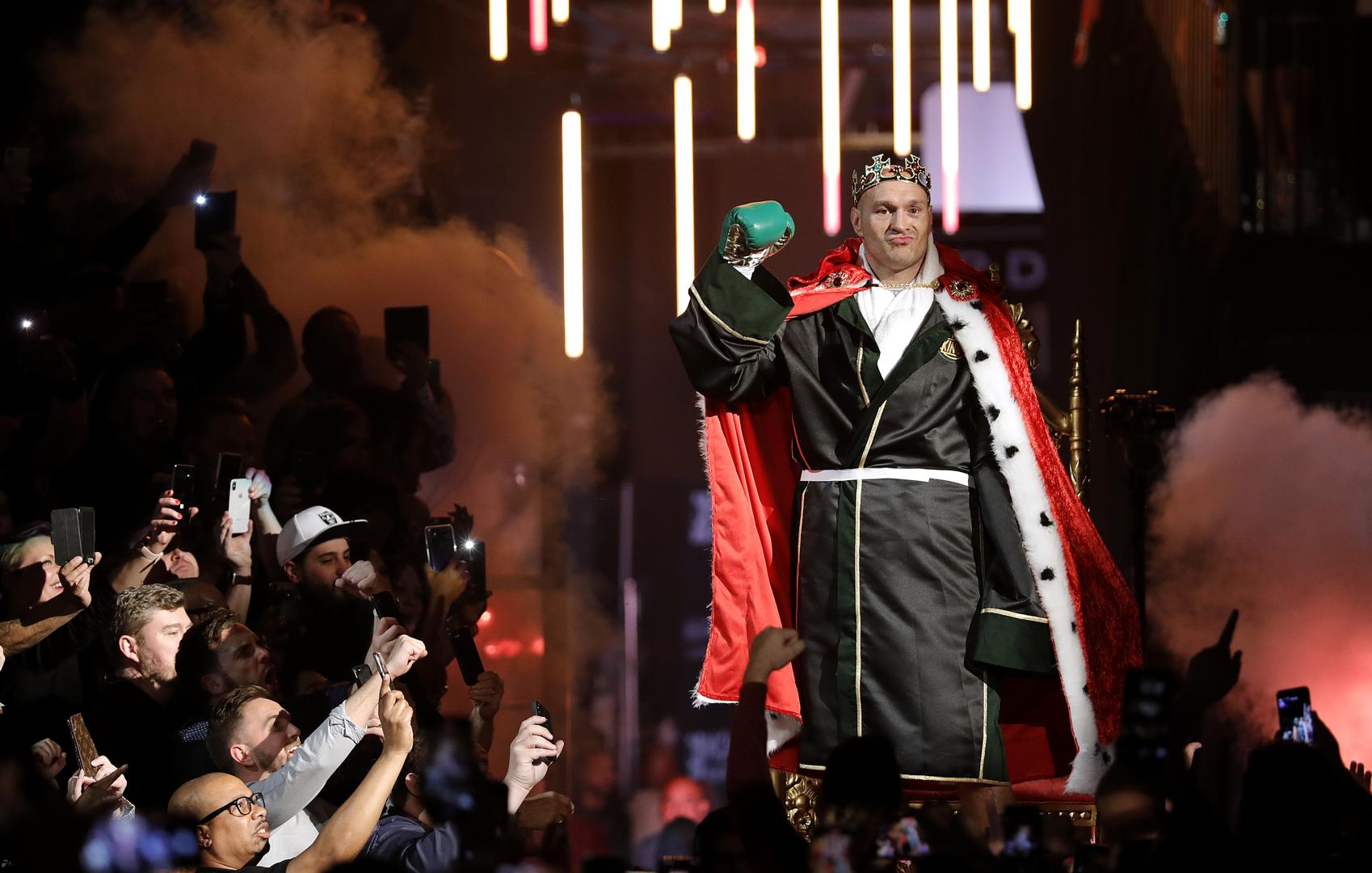 U boksačkom spektaklu u Las Vegasu Tyson Fury (31) je pobijedio Deontaya Wildera (34) prekidom u sedmoj rundi i osvojio naslov prvaka u teškoj kategoriji po WBC verziji