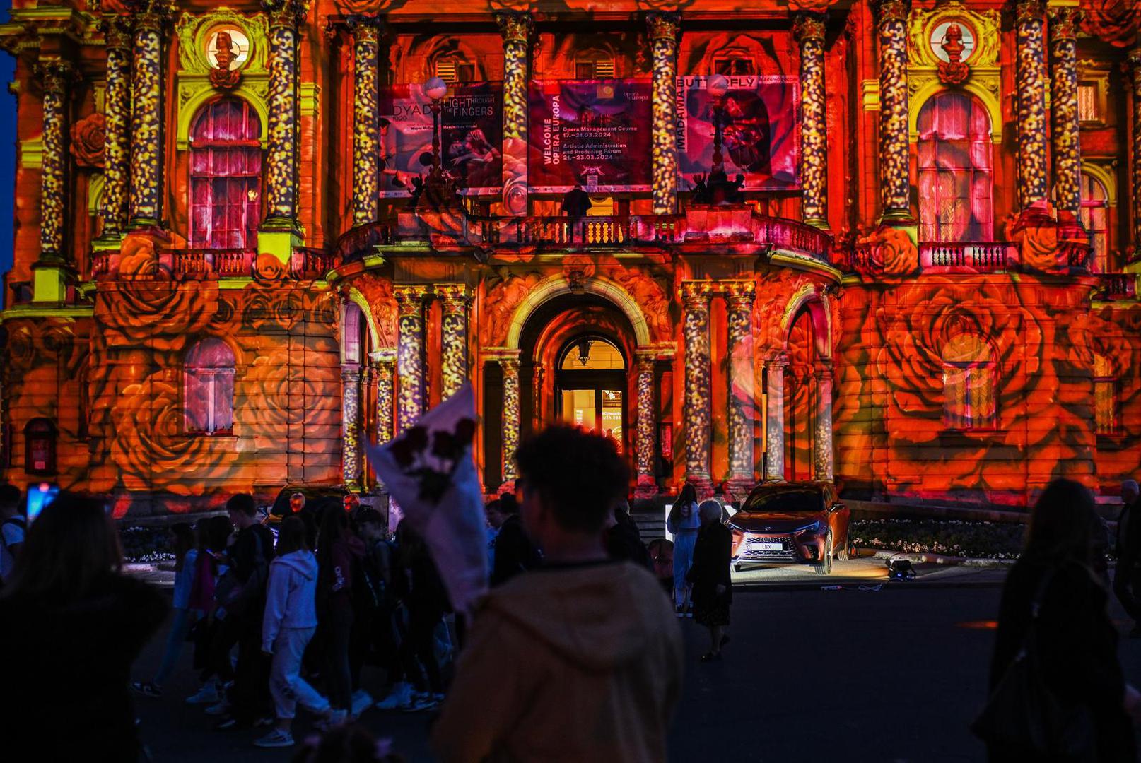 Ovih dana zgrada HNK jedno je od mjesta održavanja zagrebačkog Festivala svjetla, a zasvijetlila je i posebnim simbolima Ruže. HNK večeras svijetli u boji posebnog crvenog cvijeta dok se polako okupljaju uzvanici i nominirani.