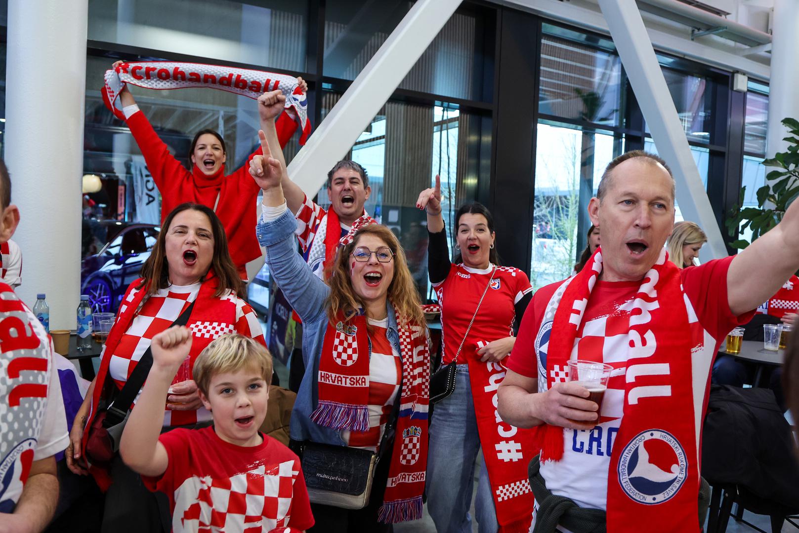 Iako će danski navijači, kojih također ima u dvorani, vjerojatno navijati za Island, čut će se i naše tradicionalne pjesme i povici s tribina dvorane u Herningu