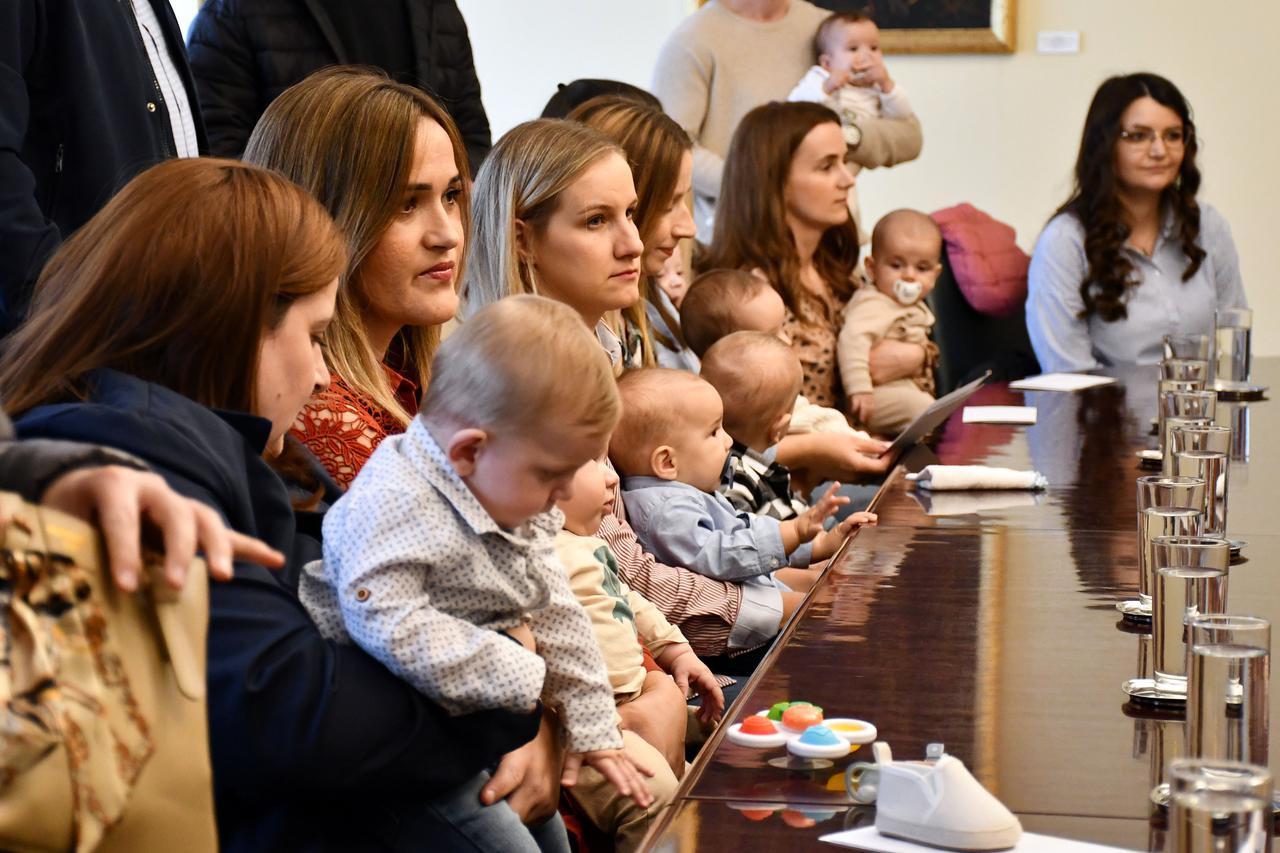 Požega: Svečani prijem i darivanje novorođenih beba