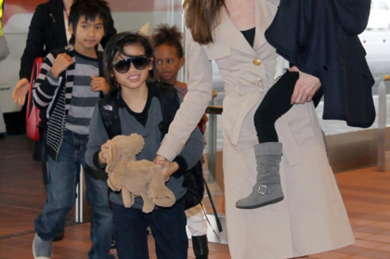 'Image: 0106795387, License: Rights managed, Nov. 8, 2011 - Tokyo, Japan - Actress ANGELINA JOLIE arrives at Haneda Airport with her children and her partner Brad Pitt on November 8, 2011 in Tokyo, Ja