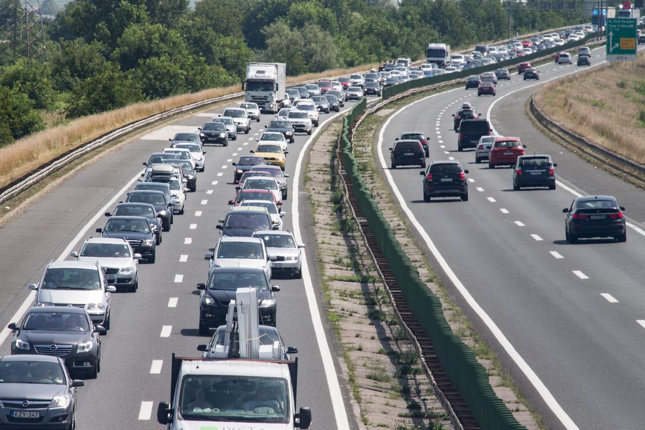 Zagreb: Kolona vozila na zagreba?koj obilaznici  u smjeru prema moru 