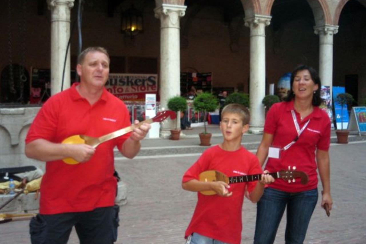 'Podravina-bilogora, 7.12.2010. Gare\\u009Anica S ocem Vjekoslavom i majkom Romanom na festivalu ulicnih sviraca Presnimio: Michael Palijan / VLM                         '
