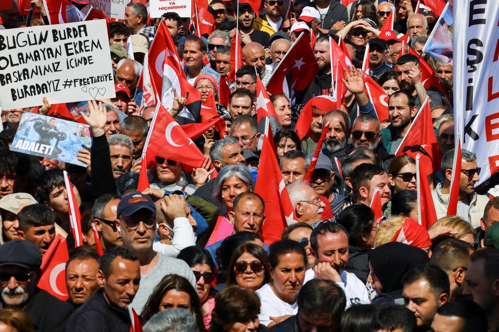 Vlada to odbacuje, tvrdi da ne utječe na pravosuđe te da su sudovi neovisni. Deseci tisuća prosvjednika u subotu su, opremljeni turskim zastavama i sloganima, stigli na obalu okruga Maltepe, na azijskoj strani najvećeg turskog grada. Skup „Sloboda za Imamoglua” organizirao je CHP. 