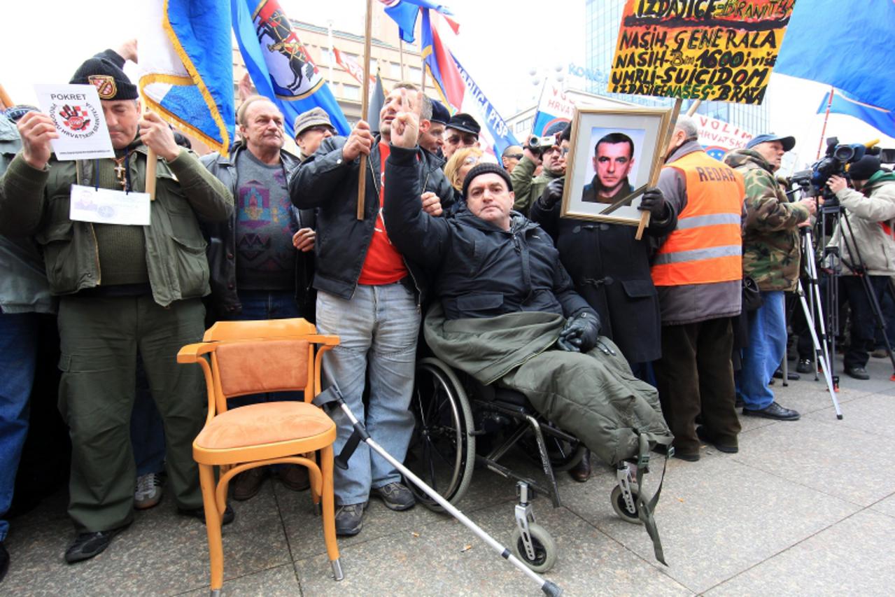 '26.02.2011.,Zagreb - Nesto prije podneva branitelji koji su dosli iz cijele Hrvatske poceli su se okupljati na Trgu bana Jelacica, . U isto vrijeme na Policijskoj akademiji poceo je skup udruga koje 