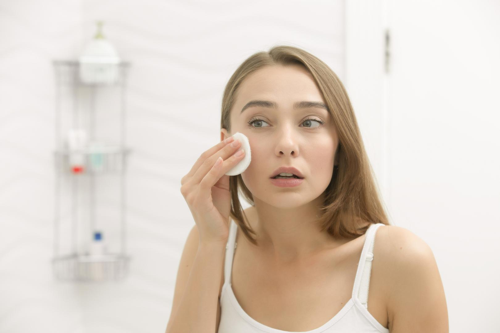3. Previše proizvoda za njegu lica - Ako koristite brojne proizvode, a niste sigurni kako ih zapravo trebate koristiti, to može biti škodljivo za vašu kožu. Držite se proizvoda s kojima ste upoznati i koji djeluju za vaš tip kože.