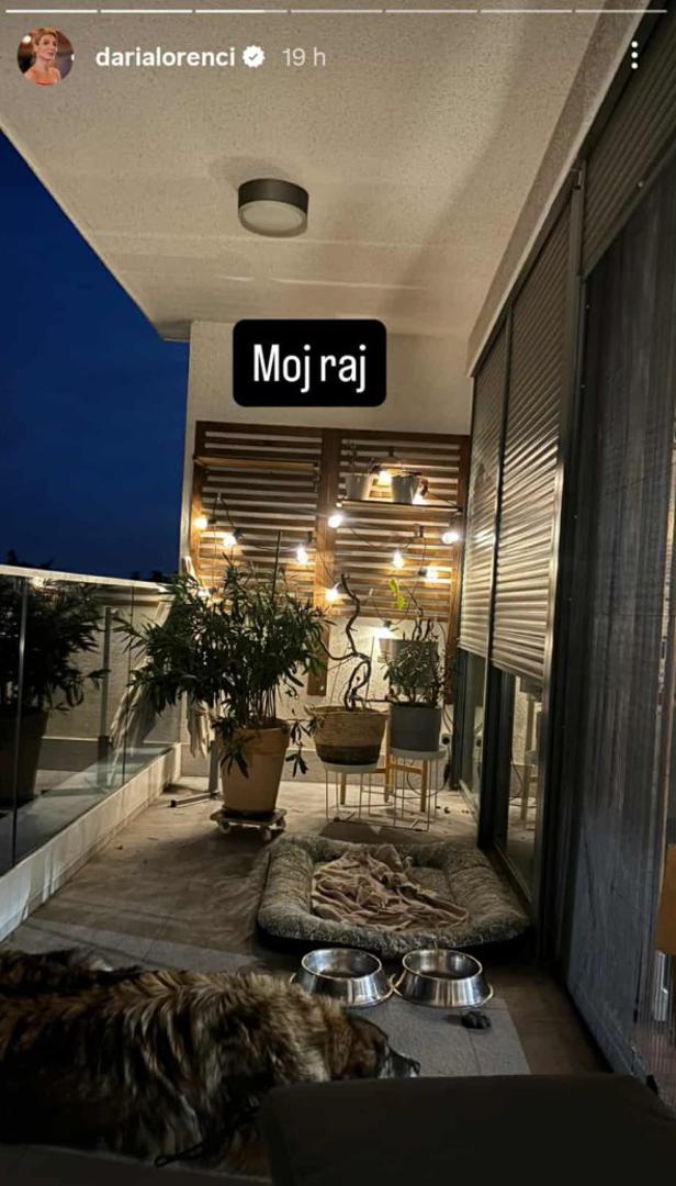Iako je cijeli interijer uređen s puno pažnje, glumica je otkrila i koji joj je omiljeni kutak. Riječ je o prostranoj terasi, koju je opisala kao svoj mali raj i mjesto za opuštanje. Uredila ju je s puno zelenila i ukrasnim lampicama, stvorivši tako idiličnu atmosferu za večernja druženja ili jutarnju kavu.