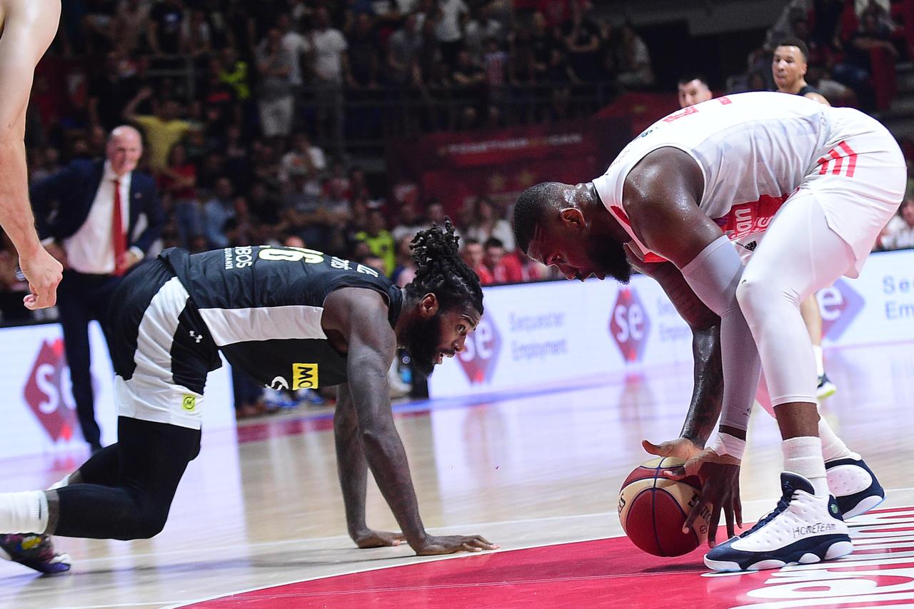 Beograd: Crvena zvezda smanjila vodstvo Partizana u finalnoj seriji ABA lige, susret kasnio jer su navijači gađali košarkaše Partizana upaljačima 