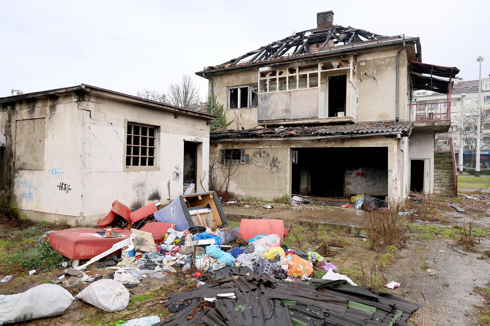 Poznata kuća sa križem nedaleko Avenije Dubrava od 1965. do 1992. godine služila je vjernicima kao privremena crkva župe Svetog Pavla u Retkovcu, a danas, nakon godina nebrige i požara propada.