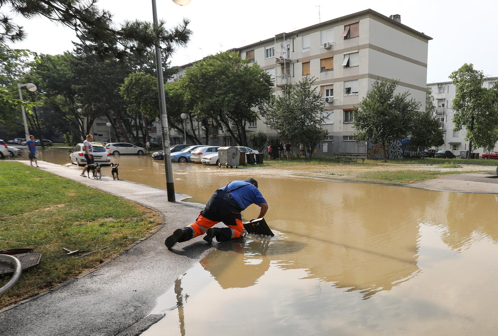 28.06.2022., Zagreb - U zagrebackom naselju Gajnice, u Cileanskoj ulici doslo je do puknuca vodovodne cijevi koja je poplavila veci dio parkiralista, a voda koja izvire prosirila se i okolnim ulicama. Photo: Robert Anic/PIXSELL
