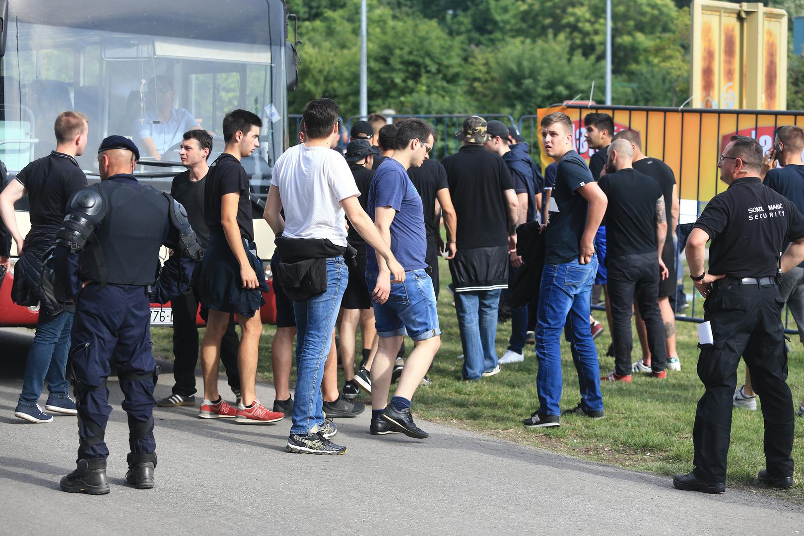 Na tribinama se skupilo 7800 gledatelja, a Boysi i Torcida pristizali su cijeli dan u Vinkovce