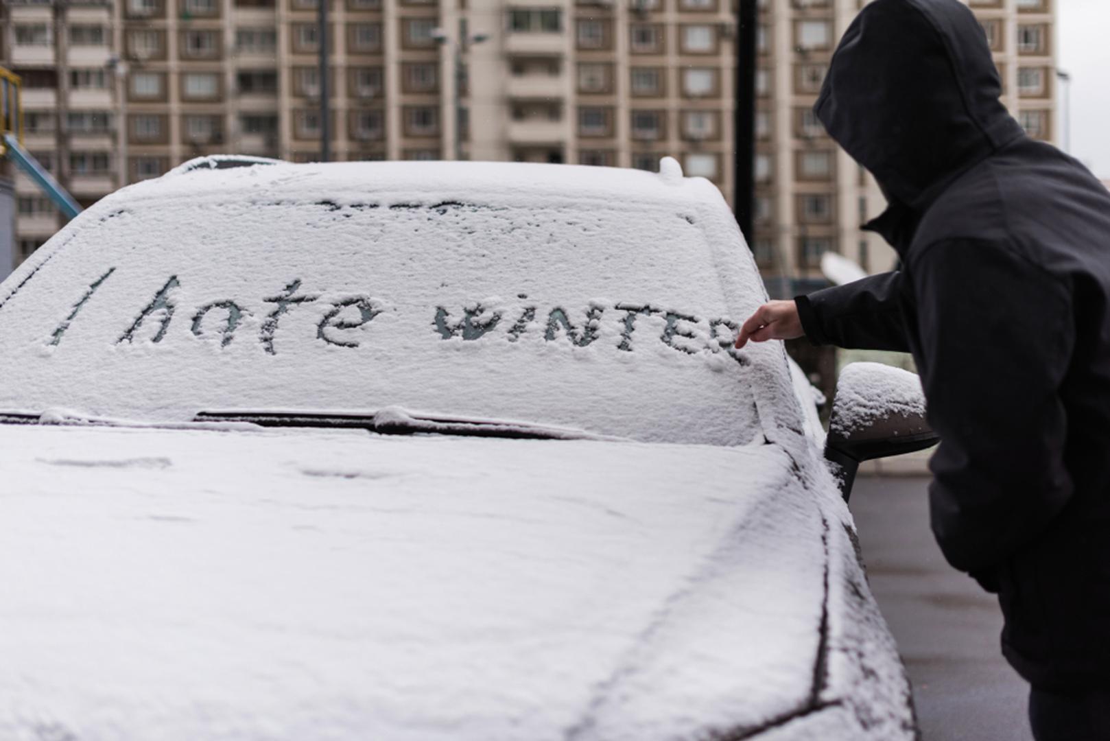 Strijelac: Strijelci, kojima vlada Jupiter, planet ekspanzije i avanture, slobodoumni su lutalice koji vole istraživati prirodu. Zima, sa svojim ledenim stiskom i ograničenim mogućnostima putovanja, na njih djeluje kao zatvorska kazna. Čeznu za toplijim sezonama, kada mogu lutati, istraživati i doživljavati nove avanture. Nedostatak aktivnosti na otvorenom ostavlja ih ograničenima i nemirnima.