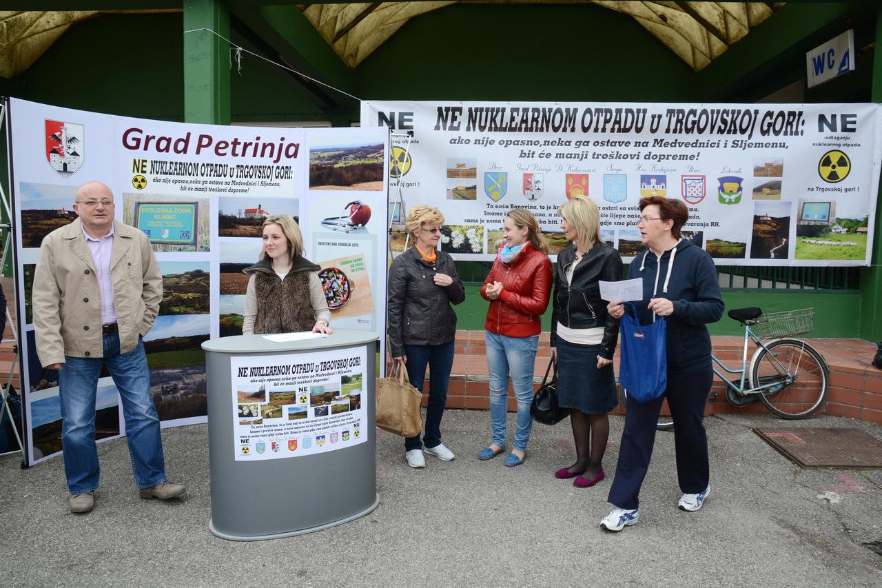 14.04.2015., Petrinja - Na inicijativu petrinjskog gradonacelnika Darinka Dumbovica na Gradskoj trznici zapocelo je potpisivanje peticije protiv odlagalista nuklearnog otpada na Trgovskoj gori.  Photo: Nikola Cutuk/PIXSELL