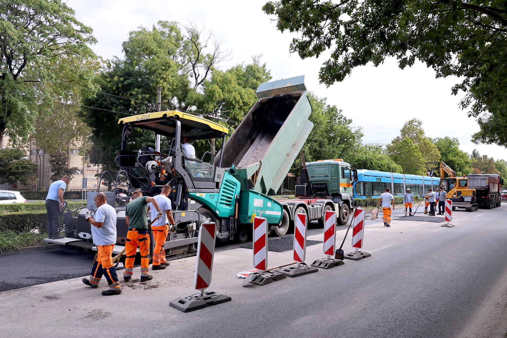 Tijekom srpnja i kolovoza izvodila se zahtjevna rekonstrukcija magistralnog vodoopskrbnog cjevovoda te obnova tramvajske infrastrukture i kolosijeka.