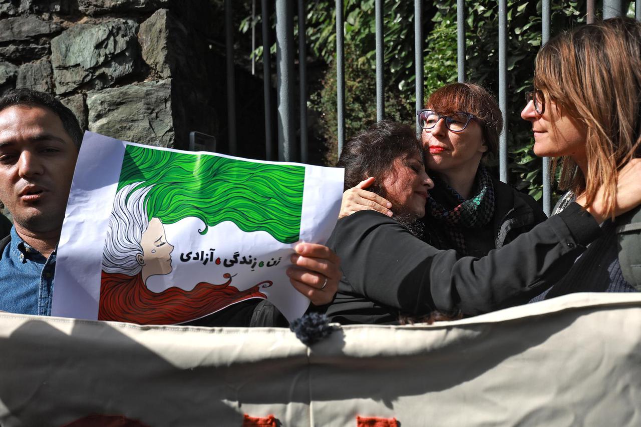 Iranka u suzama rezala kosu na prosvjedu u Zagrebu