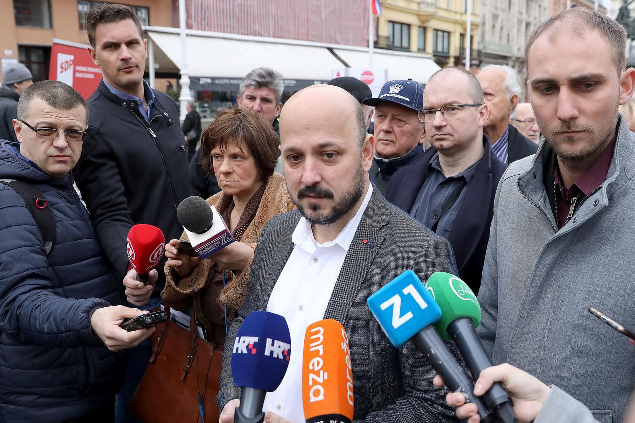 Zagreb: Na Trgu potpisivana peticija "Stop poskupljenju cijena komunalnog otpada"