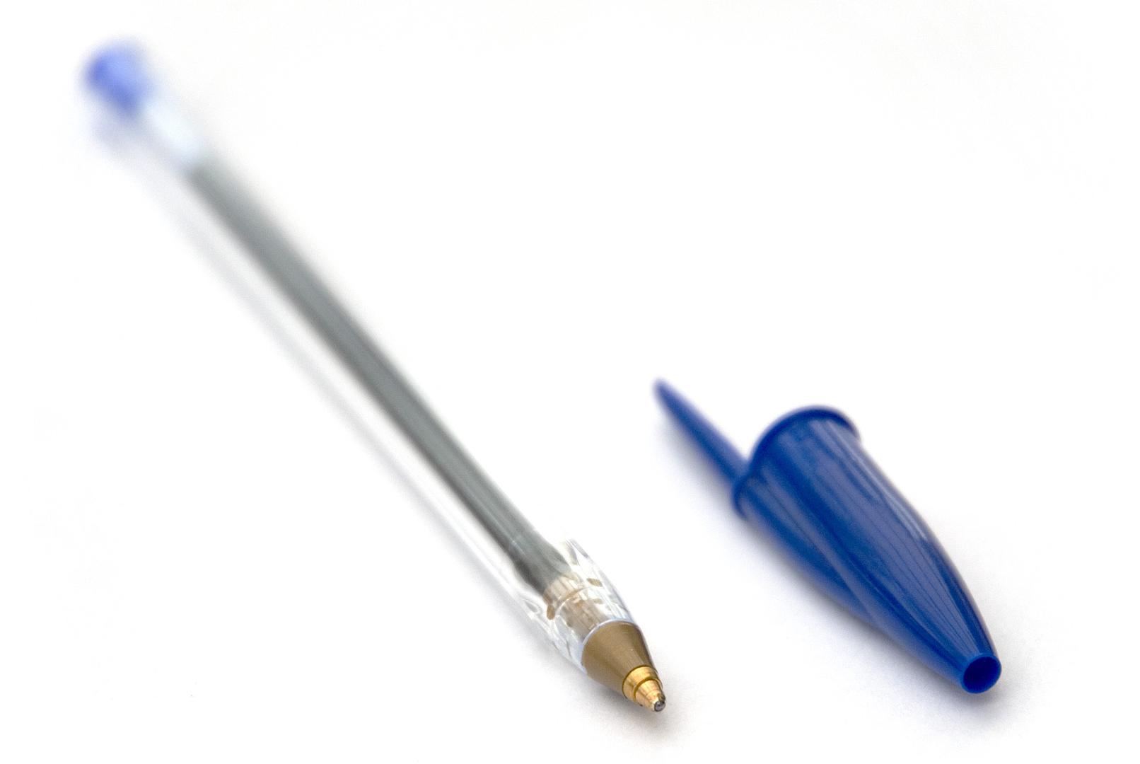 Rupa na čepu kemijske olovke sprečava gušenje u slučaju gutanja.