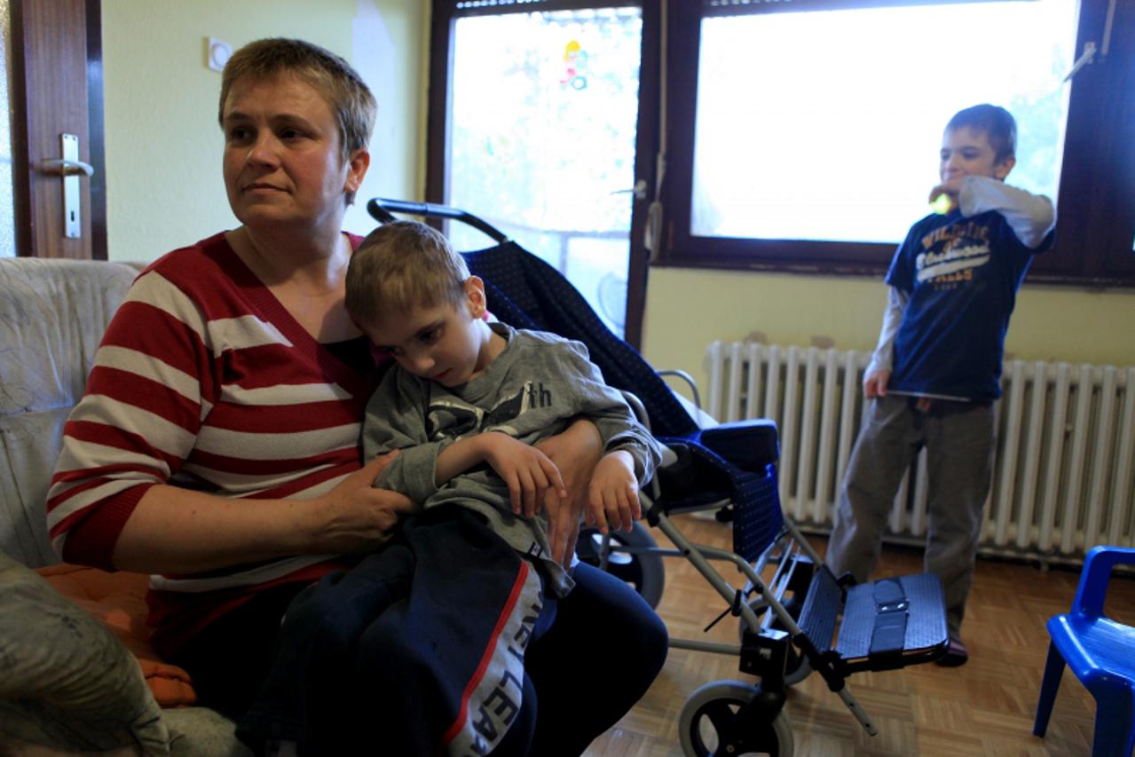 '28.04.2011. Augusta Senoe, Zapresic-Obitelj Franjicevic- Tarabic iz Zapresica. Mama Ruza Franjicevic koju je muz napustio brine o bolesnim blizancima Filipu i Patriku Tarabicu. Filip Boluje od celebr