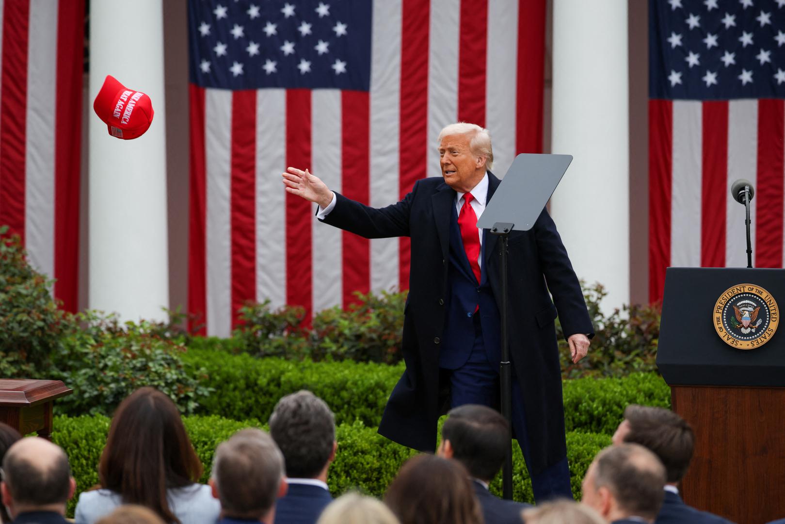Dužnosnik Bijele kuće, koji je želio ostati anoniman, rekao je za Reuters da će više kazne stupiti na snagu 9. travnja i da će se primjenjivati ​​na oko 60 zemalja. Osnovna tarifa od 10 posto stupit će na snagu u subotu, rekao je dužnosnik.