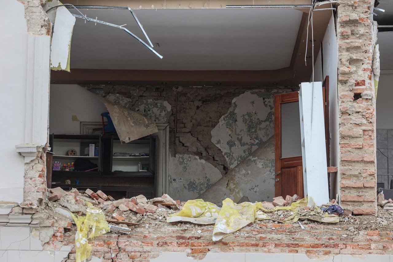 Gradska svakodnevica u razrušenoj Petrinji u teškim zimskim uvjetima