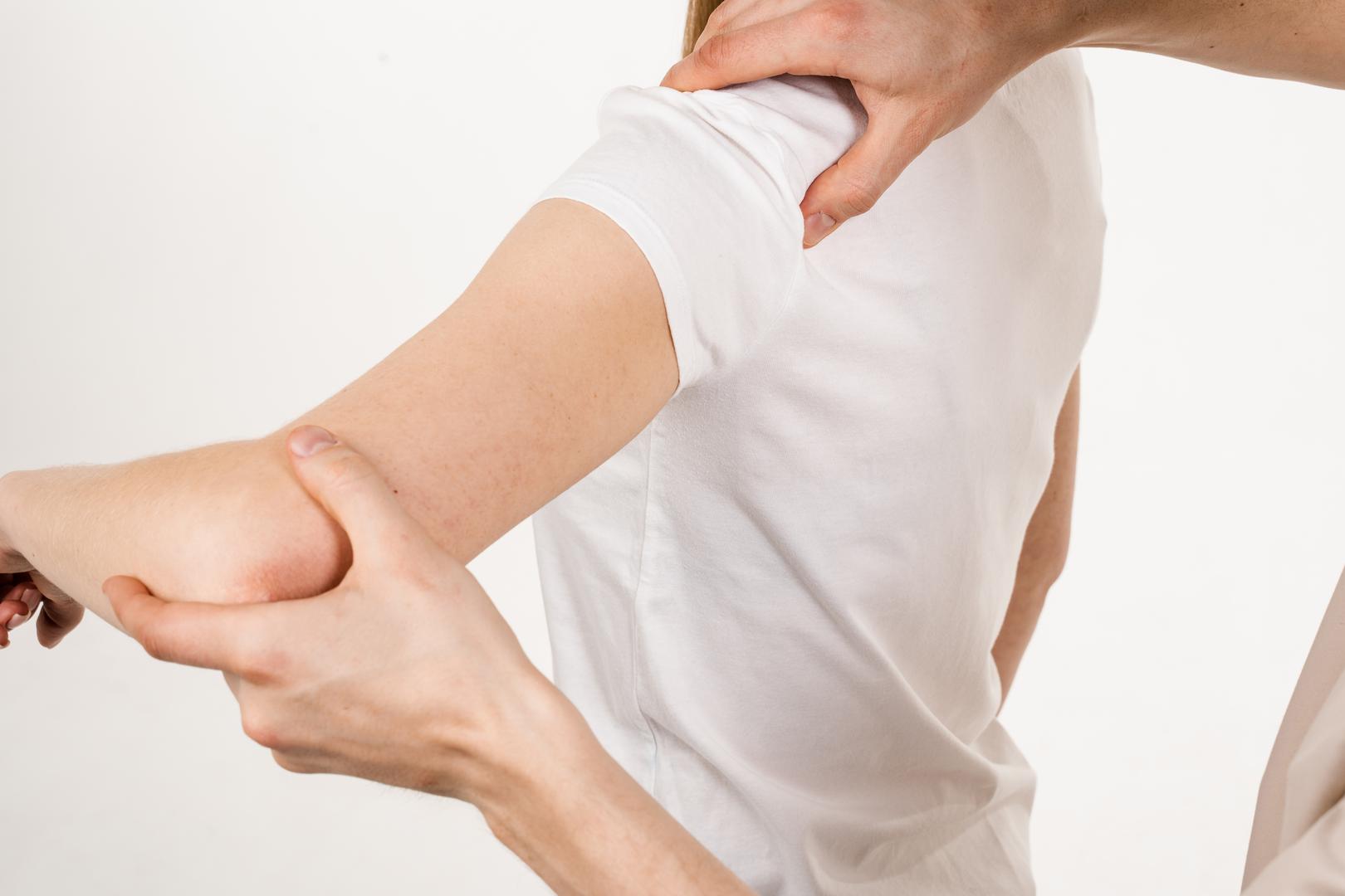 Ojačajte ramena: "Rame je inherentno najnestabilniji zglob u tijelu i uvelike se oslanja na mišićnu strukturu kako bi ponudilo potporu i stabilnost", objasnila je Anju Jaggi, klinička voditeljica terapija u Kraljevskoj nacionalnoj ortopedskoj bolnici. Često vježbanje ruku pomoći će u jačanju zglobova ramena, kao i fokusiranje na snagu stiska. "Ako radite na svom stisku, to će imati dodatni učinak za pomoć vašem ramenu", rekla je Jaggi. Stisnuti šaku u čvrstu šaku, a zatim raširiti prste do maksimuma 10 do 15 puta dnevno jednostavan je i učinkovit pokret za poboljšanje stiska.