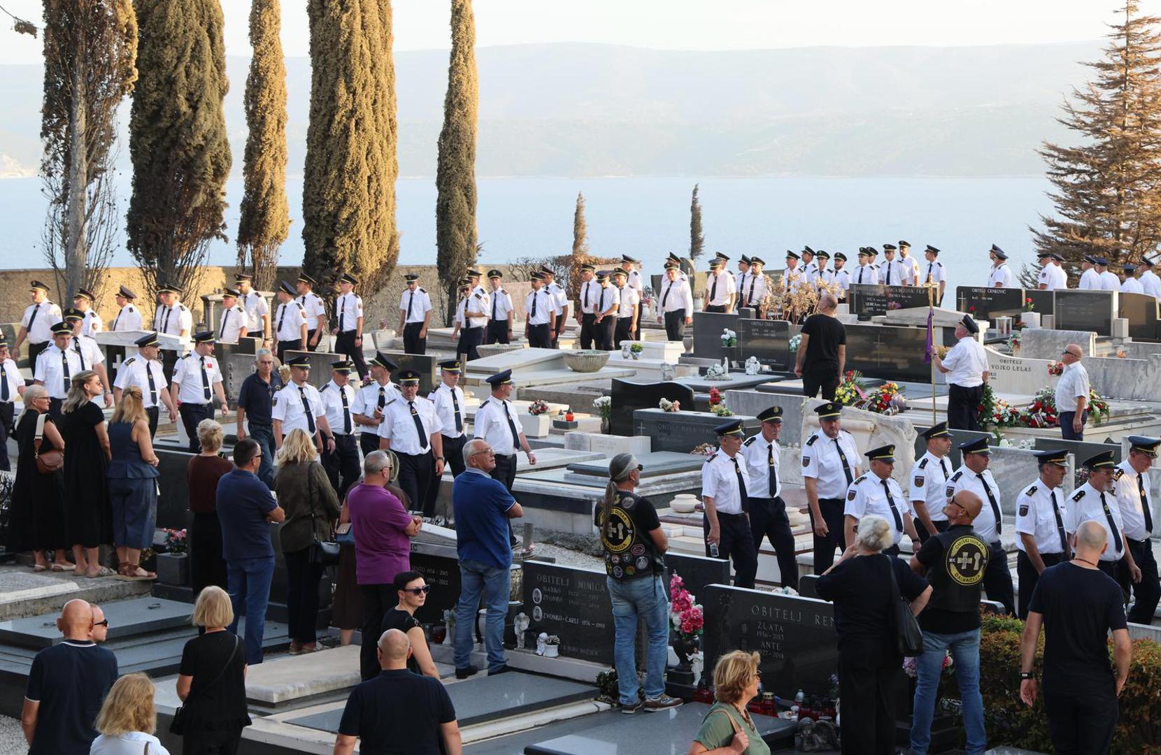 Na groblju Vrisovci u ponedjeljak je održan posljednji ispraćaj Drage Lelasa, vatrogasca koji je preminuo nakon što je teško stradao u velikom požaru na omiškom području.

