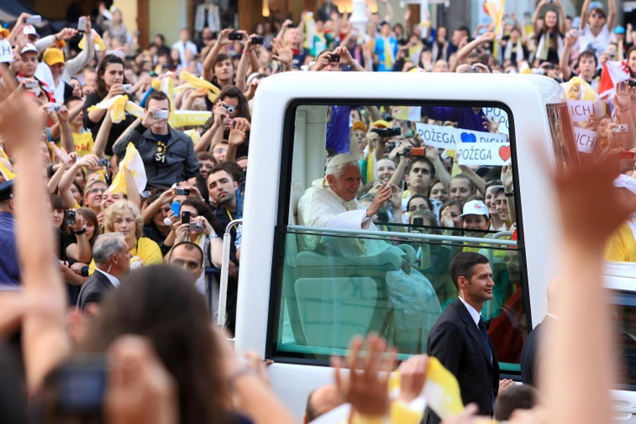 '04.06.2011., Trg bana Jelacica, Zagreb - Papa Benedikt XVI se nakon susreta s predstavnicima kulture, akademske zajednice, civilnog drustva, politike, diplomatskog zbora te poglavarima vjerskih zajed