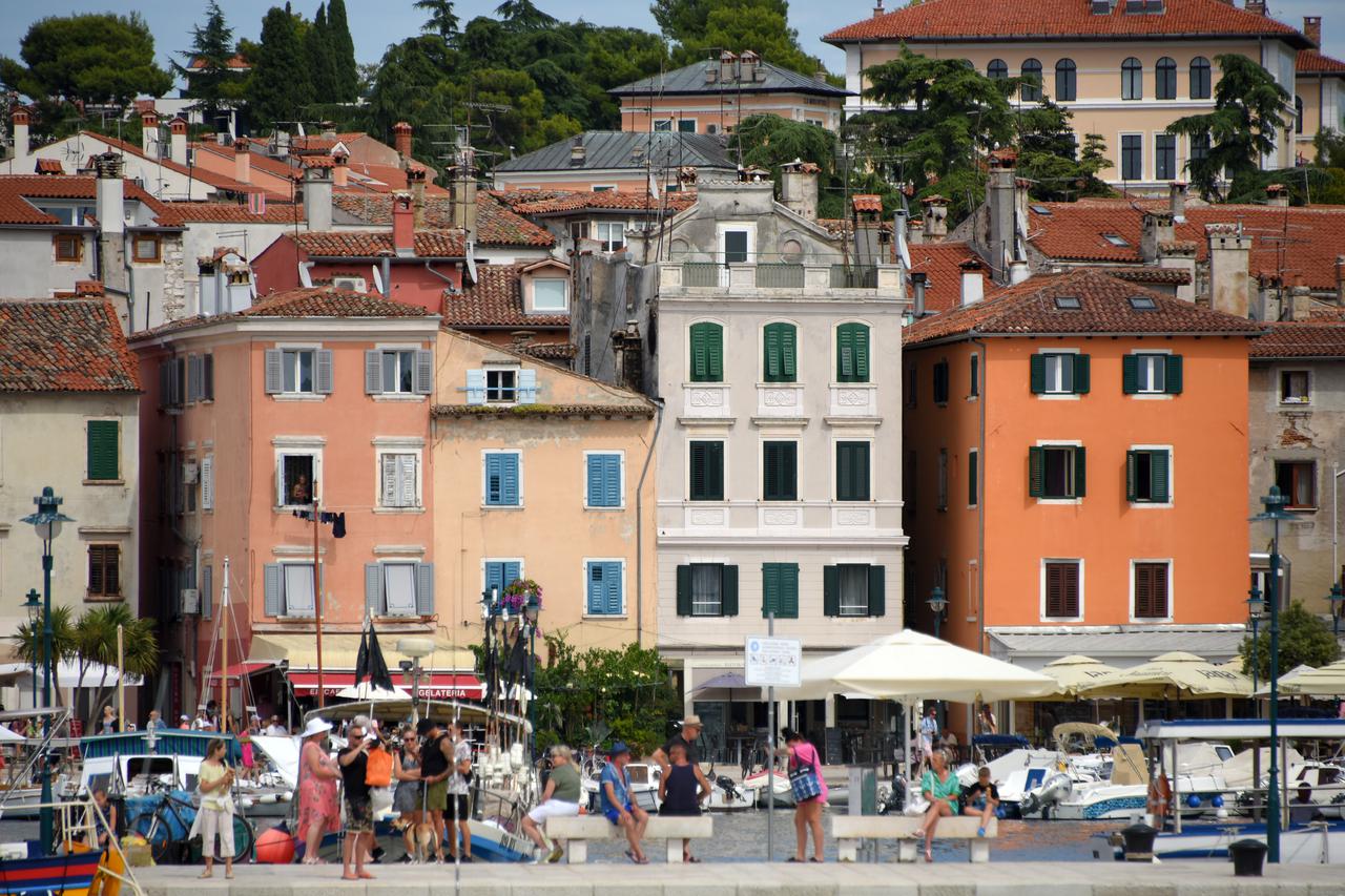 Turisti u šetnji Rovinjom