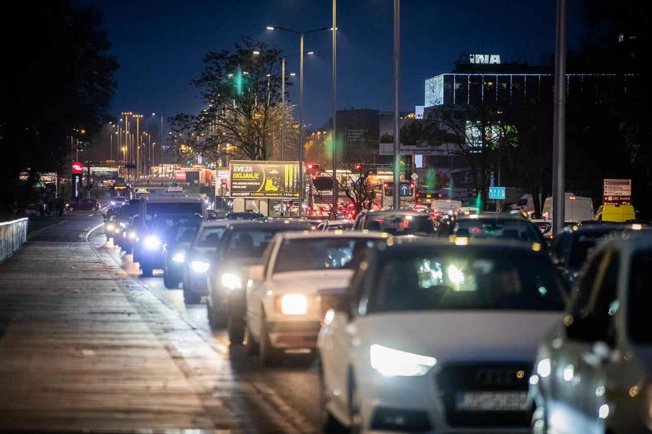 Zagreb: Prometna gužva na Mostu Slobode
