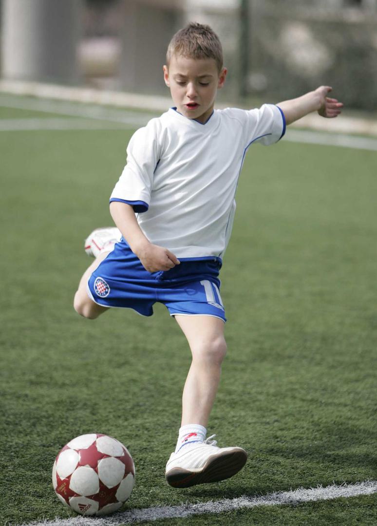 Dolazi iz ugledne sportske obitelji, otac Joško je trener, a sestra Blanka je bila vrhunska skakačica u vis.