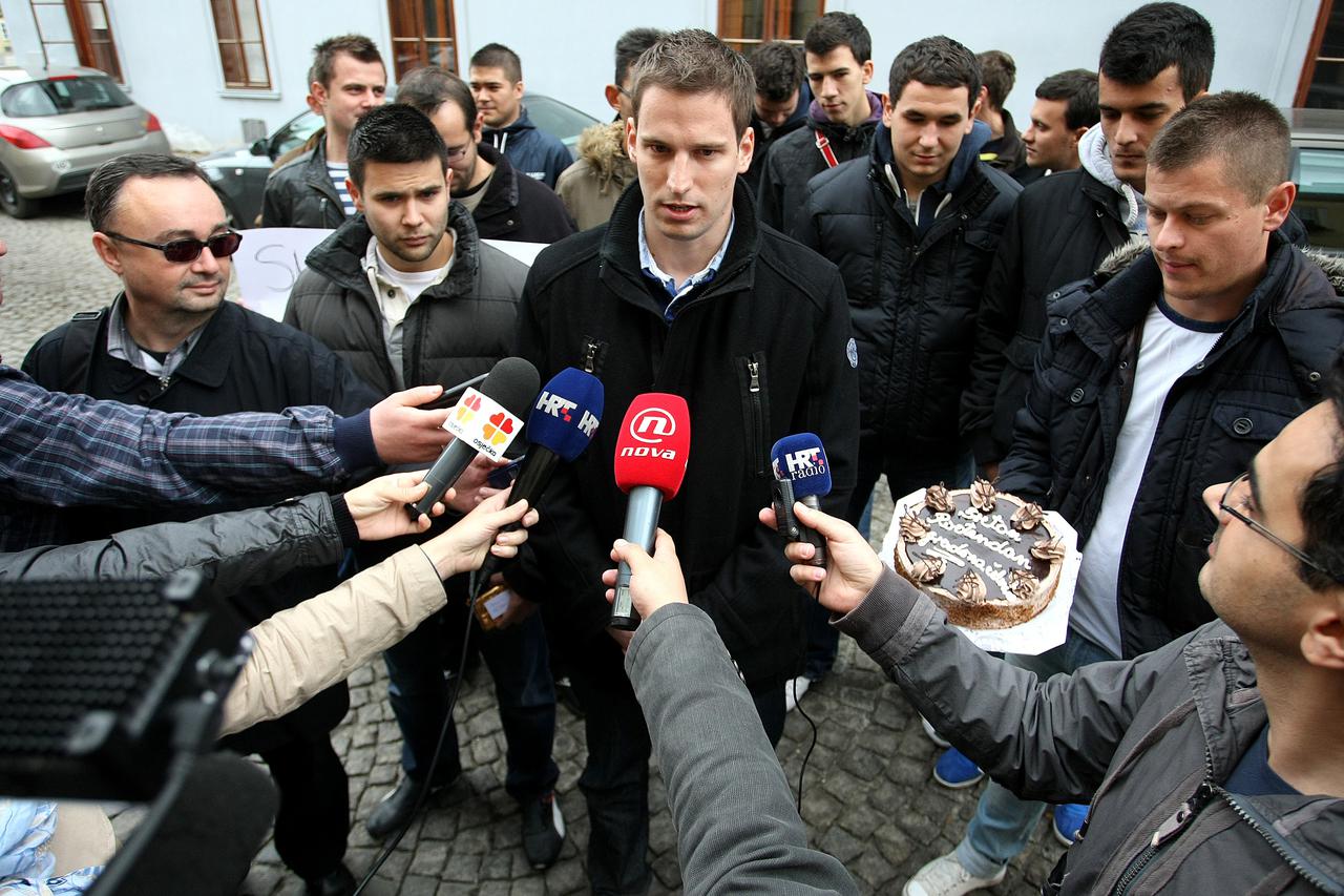 05.11.2012., Osijek - Mladez osjeckog HDZ-a donijela je rodjendansku tortu i poklone ispred Gradskog poglavarstva kako bi cestitala rodjendan gradonacelniku Kresimiru Bubalu iako je gradonacelnik na godisnjem odmoru. Ivan Radić.  Photo: Davor Javorovic/PI