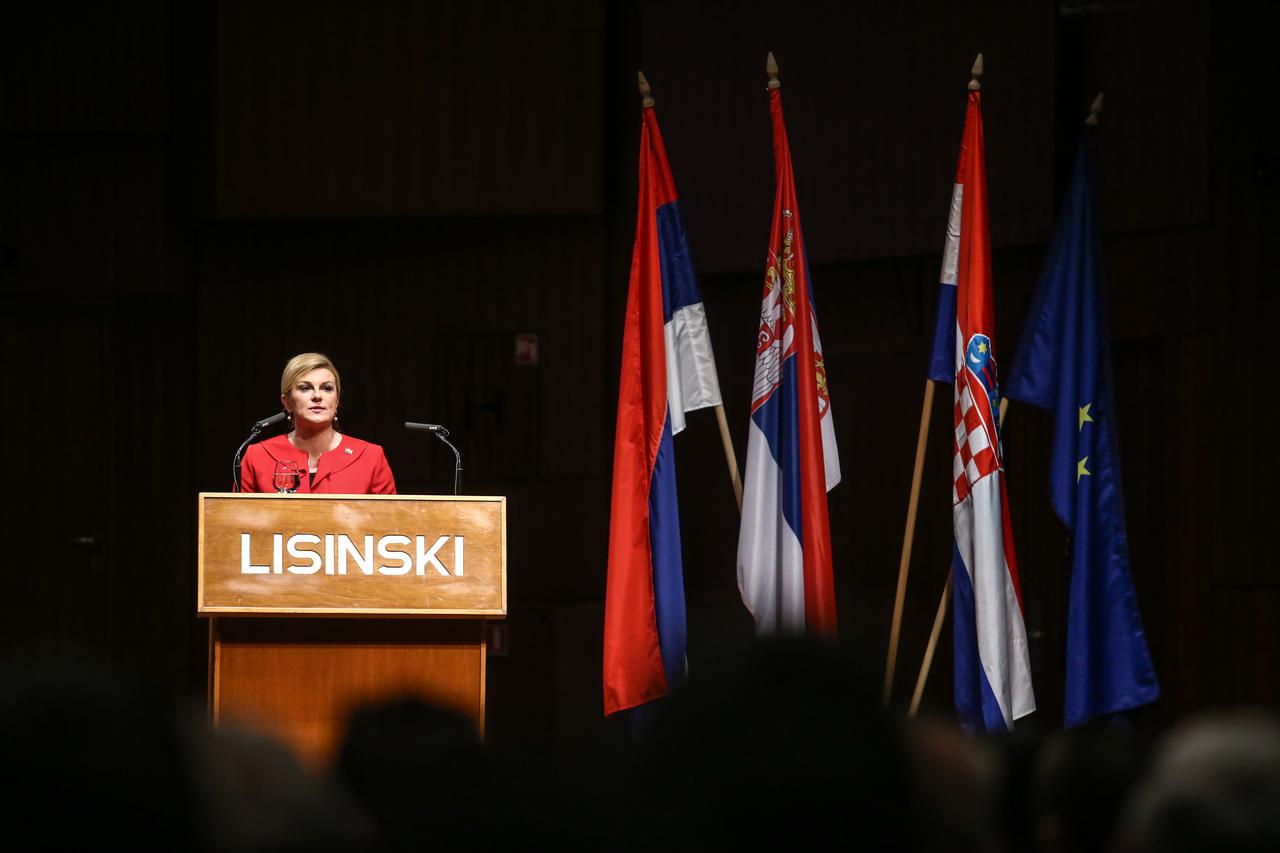 Kolinda Grabar-Kitarović i Aleksandar Vučić na Velikoj skupštini SNV-a