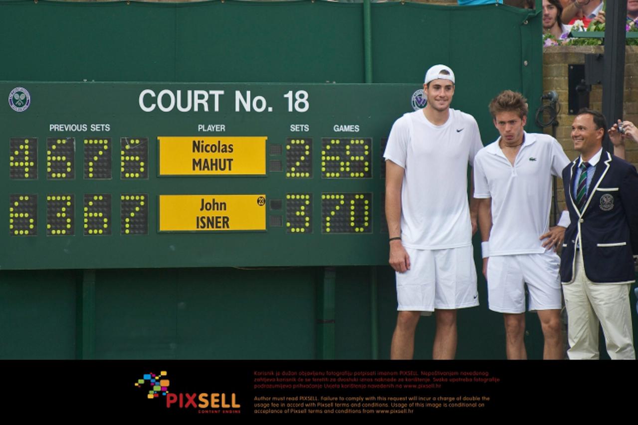 '24.06.2010, Wimbledon, GBR, ATP World Tour, Grand Slam, Wimbledon, Men\'s singles, John Isner (USA) vs Nicolas Mahut (FRA), im Bild John Isner (USA) poses with Nicolas Mahut and Umpire Mohamed Lahyan