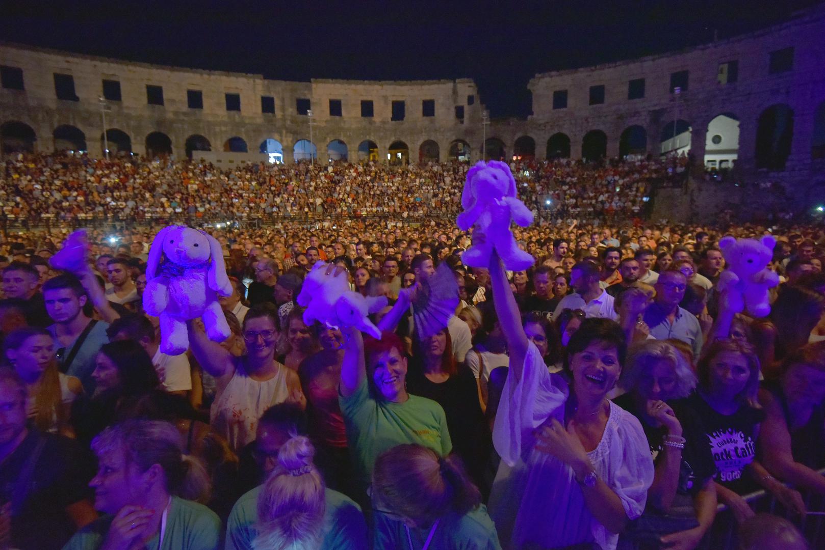  Najveće iznenađenje večeri uslijedilo je tijekom izvođenja pjesme "Neki novi klinci" kad su u publiku iz topova ispaljeni mali bijeli plišani zečevi.