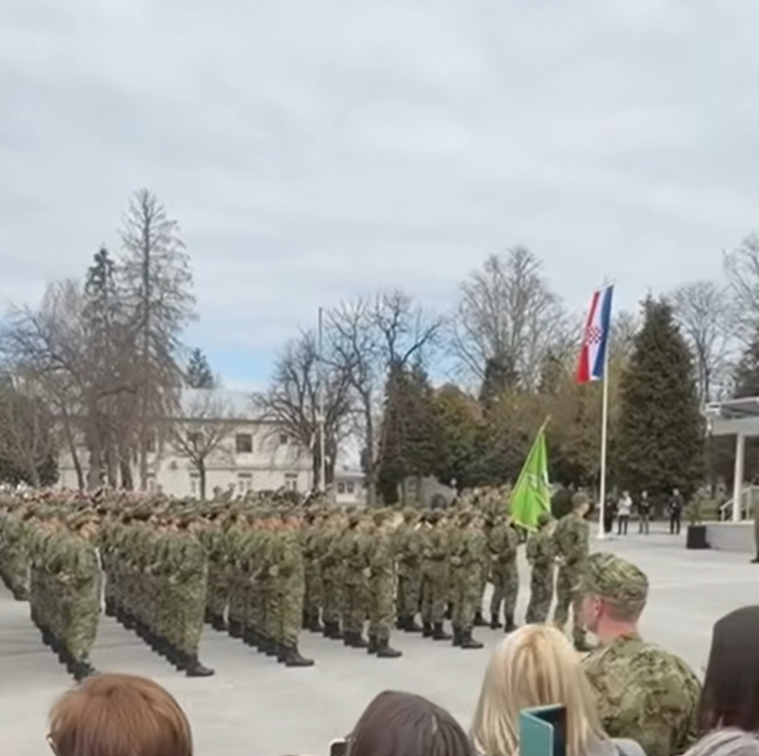 Objava fotografije u uniformi izazvala je velik odjek na društvenim mrežama, gdje su se ubrzo počele nizati brojne poruke podrške i čestitke. 