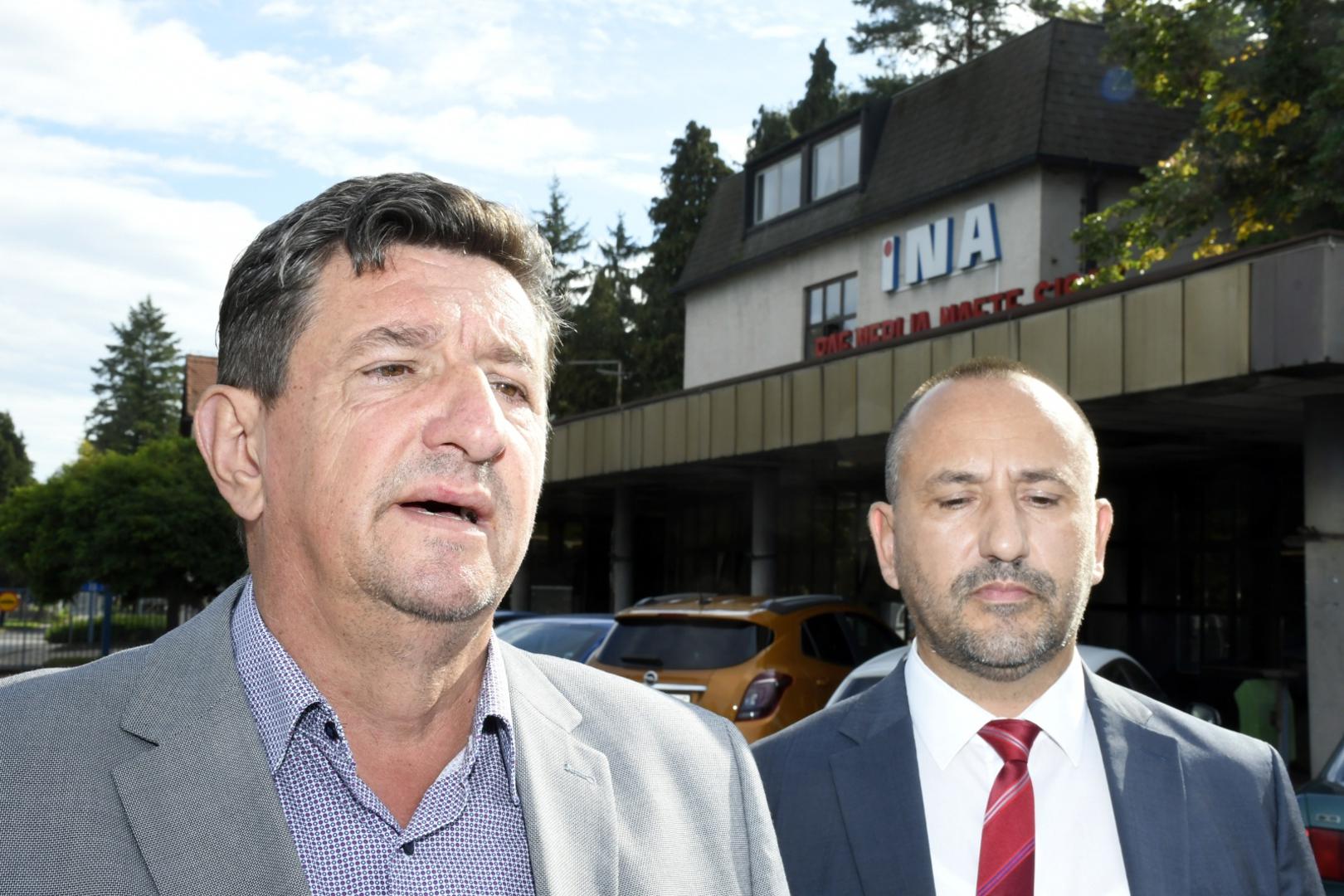 23.09.2020., Sisak - Saborski zastupnici Hrvatskih suverenista Zeljko Sacic i Hrvoje Zekanovic ispred ulaza u Rafineriju Sisak odrzali su konferenciju za medije na kojoj su govorili o stanju i otkazima u ovoj tvrtki.Photo: Nikola Cutuk/PIXSELL