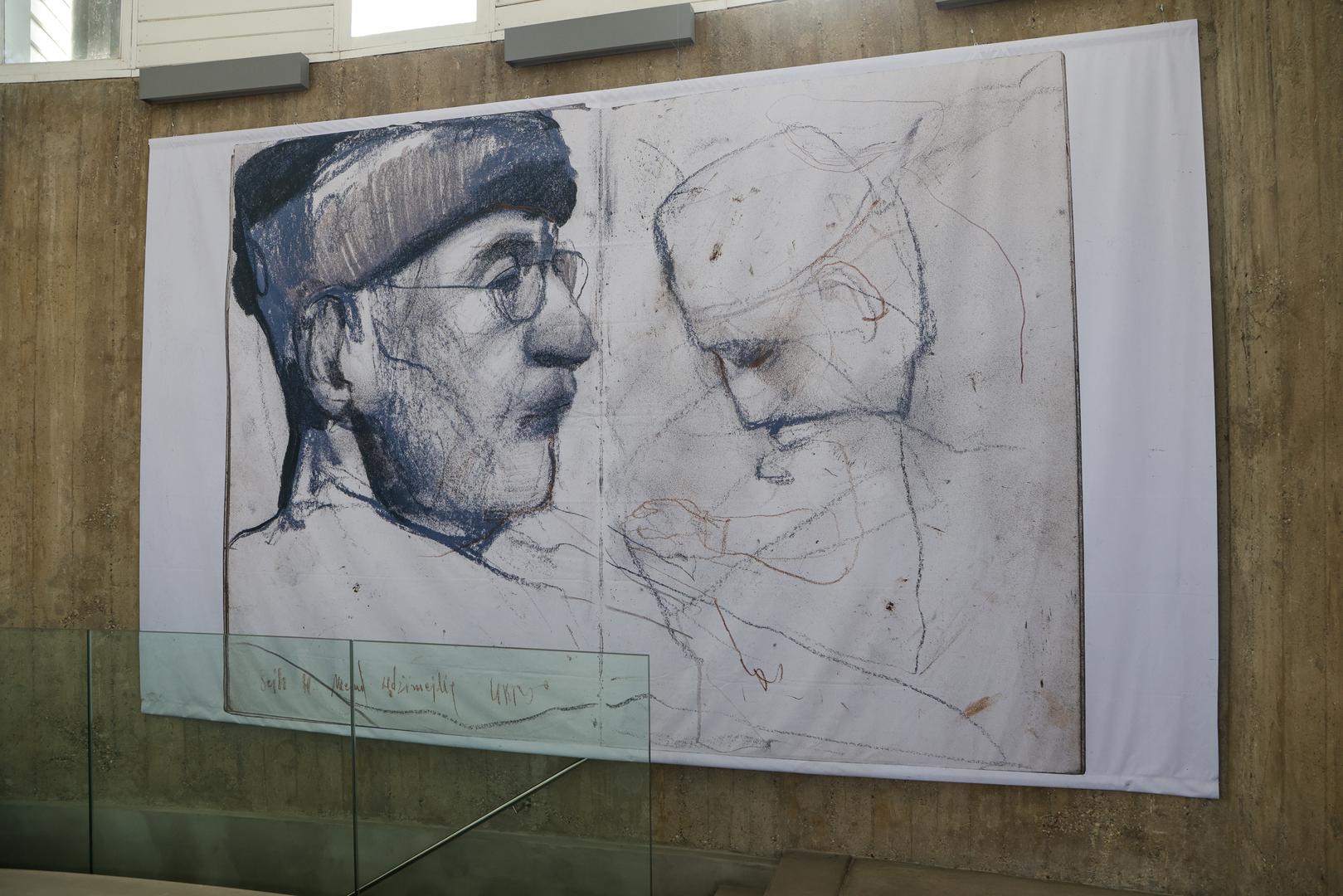 "Dnevnički crteži su brza, ali kontemplativna kombinacija olovke, ugljena, sangvine i bijelih akrilnih naglasaka na toniranim papirima te hvataju derviša u pokretu, kao notni zapis halke u zikru. Lice je često namjerno nedovršeno, tijelo je silueta, a naglasak nije na portretu nego na duhovnom stanju", dodao je Begović