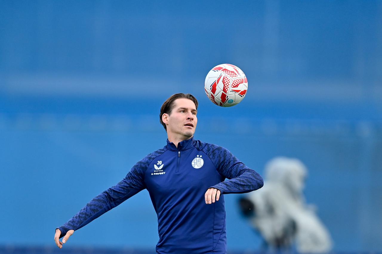 Zagrijavanje nogometaša Dinama i Slaven Belupa prije početka utakmice 8. kola SuperSort HNL-a