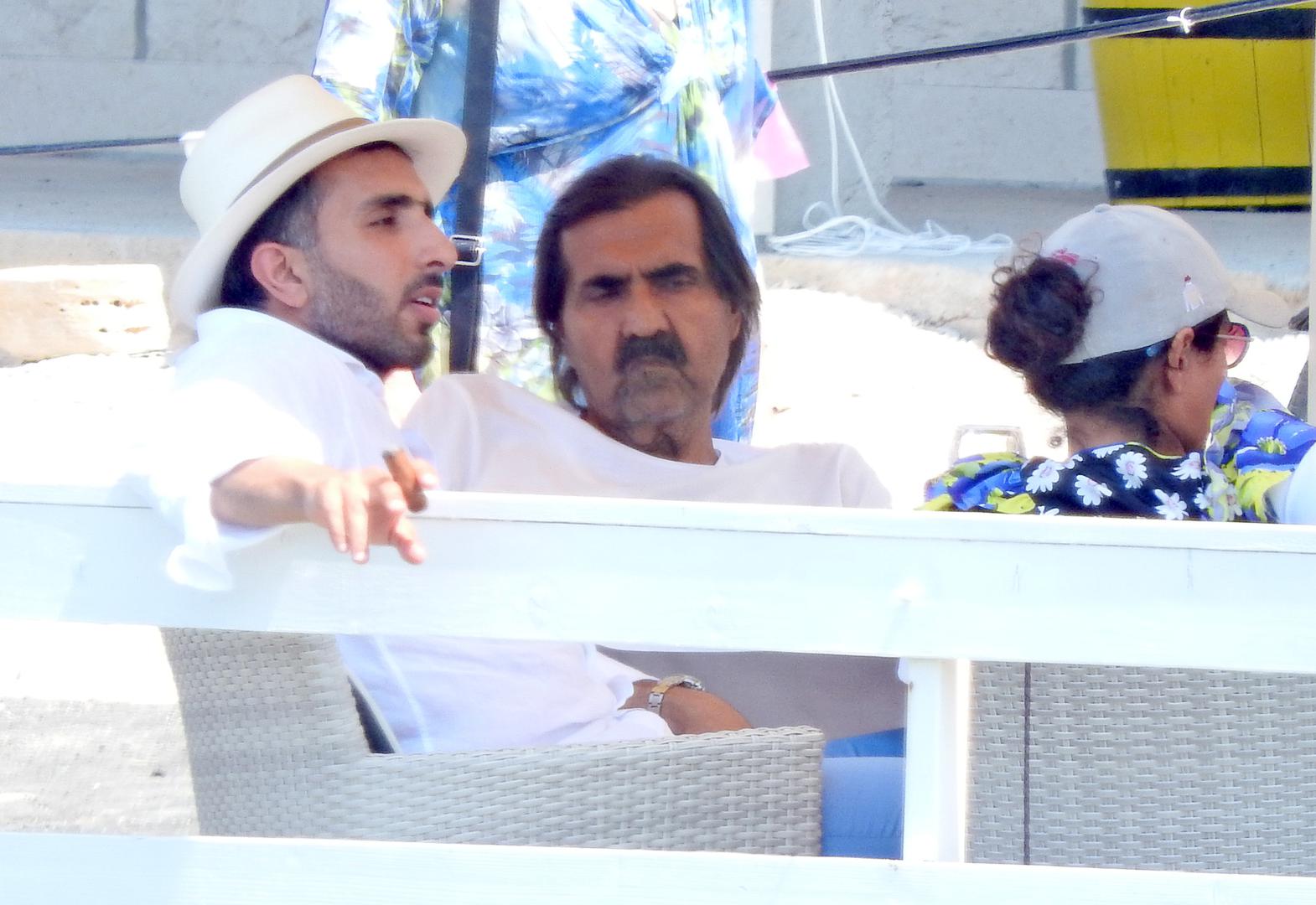 Bivši katarski emir i prošle je godine proveo nekoliko dana u Korčuli koja mu se sviđa zbog ljepote i zbog nenametljivosti ljudi, a izjavio je i da mu je Korčula mnogo draža od popularnog Dubrovnika za koji kaže da je prenapučen.

