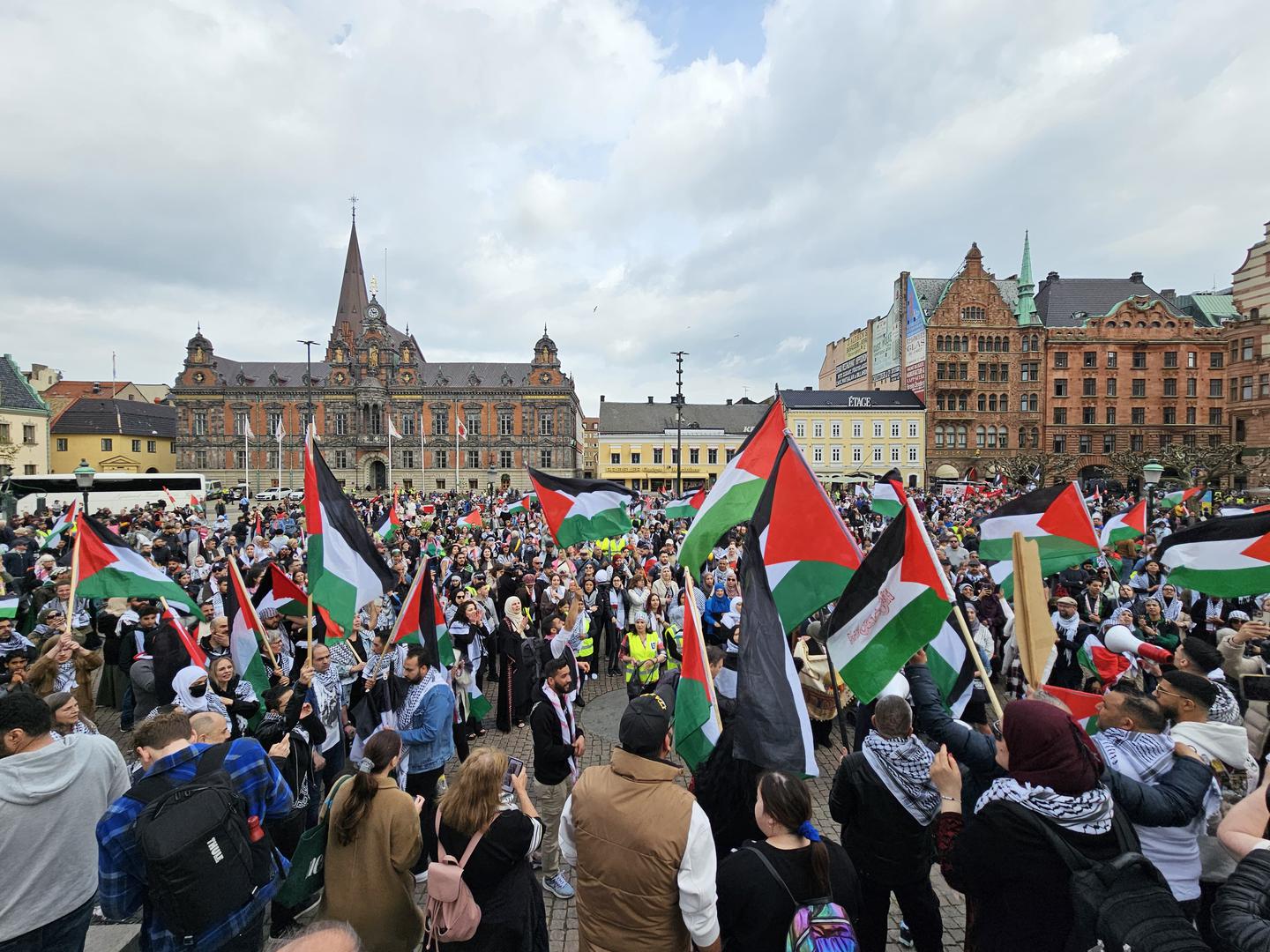 Vijorilo se više desetaka palestinskih zastava i natpisa ''Stop genocidu, slobodna Palestina''. 

