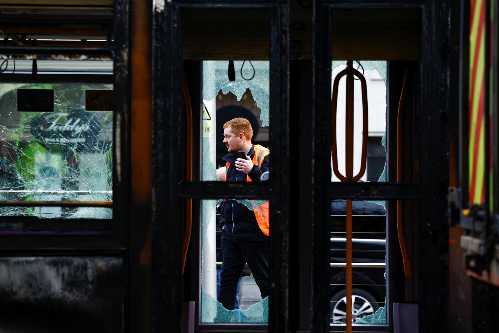 Prosvjednici su se sukobili s interventnom policijom, neki od njih bacali su baklje i pirotehnička sredstva, a drugi stolice koje su grabili ispred restorana i barova. 